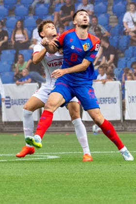 BASEL, SWITZERLAND, AUGUST 9: Dorian Derbaci of Thun (L) battles for the ball with Leo Leroy of Basel (R) on August 9, 2026, in Basel, Switzerland Copyright: xJustPictures.ch PascalxvonxBürenx jp-en-EuSpIm-Pavo_Fotografie-06750