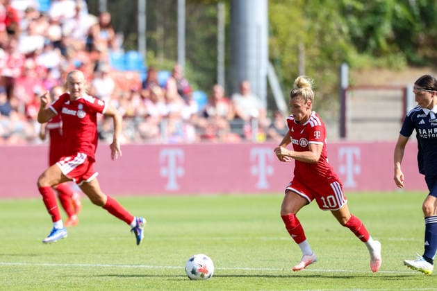 Linda Dallmann, FC Bayern Munich, No. 10 with the ball, GER, FC Bayern Munich vs. Paris FC, soccer, friendly match, 2026–2027 season, August 9, 2026, GER, FC Bayern Munich vs. Paris FC, soccer, friendly match, 2026–2027 season, August 9, 2026, Unterhaching Copyright: xEibner-Pressefoto JennixMaulx EP_JML