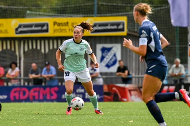 Leonie Krump, No. 10 from Andernach, with the ball at her feet