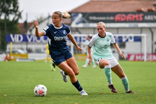 Sophia Gerber Sand secures the ball ahead of Isabel Pfeiffer 21 Andernach