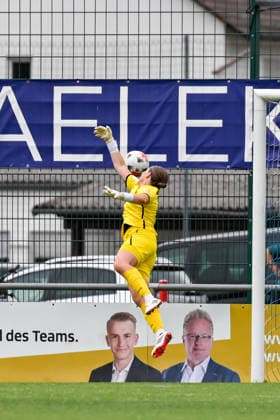 Elena Bläser of Andernach with a save