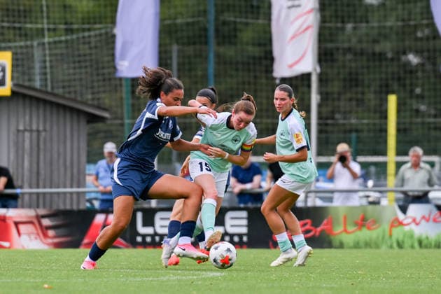 Melissa Ugochukwu Sand and Vanessa Zilligen, 15, from Andernach, in a head-to-head match