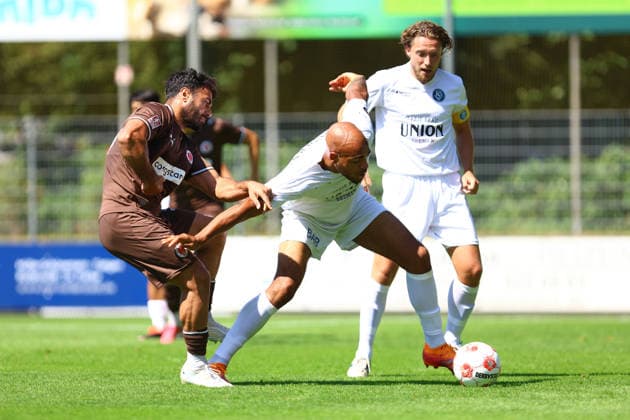 30 Nikky Goguadze, FC St. Pauli U23, 5 Anthony Nwachukwu Bremer SV Men s Soccer I Regionalliga Nord I 2026–2027 Season I Matchday 2 I FC St. Pauli U23 vs. Bremer SV I August 9, 2026 I Edmund Plambeck Stadium