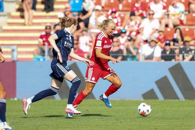 Pernille Harder, FC Bayern Munich, No. 21 with the ball, GER, FC Bayern Munich vs. Paris FC, soccer, friendly match, 2026–2027 season, August 9, 2026, GER, FC Bayern Munich vs. Paris FC, soccer, friendly match, 2026–2027 season, August 9, 2026, Unterhaching Copyright: xEibner-Pressefoto JennixMaulx EP_JML