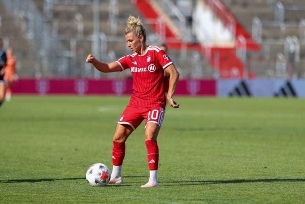 Linda Dallmann, FC Bayern Munich, No. 10 with the ball, GER, FC Bayern Munich vs. Paris FC, soccer, friendly match, 2026–2027 season, August 9, 2026, GER, FC Bayern Munich vs. Paris FC, soccer, friendly match, 2026–2027 season, August 9, 2026, Unterhaching Copyright: xEibner-Pressefoto JennixMaulx EP_JML