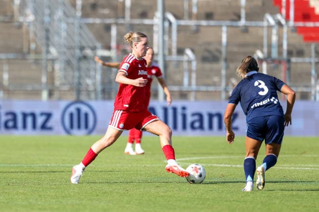 Alara Sehitler, FC Bayern Munich, 14, with the ball alongside Manoly Baquerzio, Paris FC, 03, GER, FC Bayern Munich vs. Paris FC, Soccer, Friendly Match, 2026–2027 Season, August 9, 2026, GER, FC Bayern Munich vs. Paris FC, soccer, friendly match, 2026–2027 season, August 9, 2026, Unterhaching Copyright: xEibner-Pressefoto JennixMaulx EP_JML