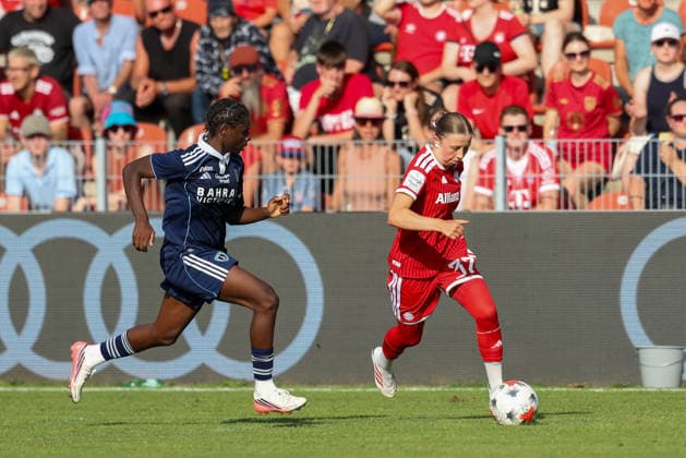 Clara Choisy, FC Bayern Munich, age 37, with the ball, GER, FC Bayern Munich vs. Paris FC, soccer, friendly match, 2026–2027 season, August 9, 2026, GER, FC Bayern Munich vs. Paris FC, soccer, friendly match, 2026–2027 season, August 9, 2026, Unterhaching Copyright: xEibner-Pressefoto JennixMaulx EP_JML