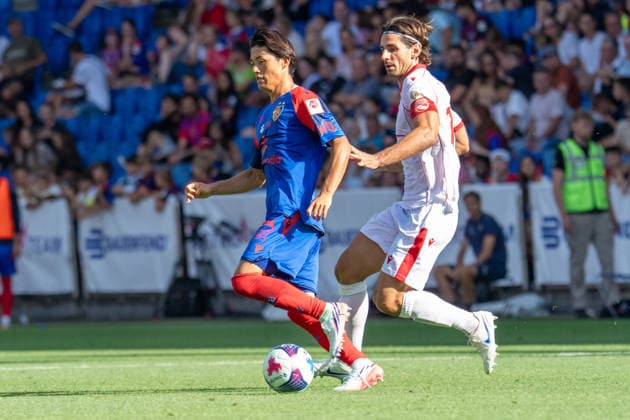 BASEL, SWITZERLAND, August 9—Keigo Tsunemoto of Basel (L) battles for the ball with Jan Bamert of Thun (R) during the 2026–27 Swiss Super League match between FC Basel 1893 and FC Thun at St. Jakob Park on August 9, 2026 in Basel, Switzerland; Basel, Basel-Stadt, Switzerland Copyright: xJustPictures.ch PascalxvonxBürenx jp-en-EuSpIm-Pavo_Fotografie-07014