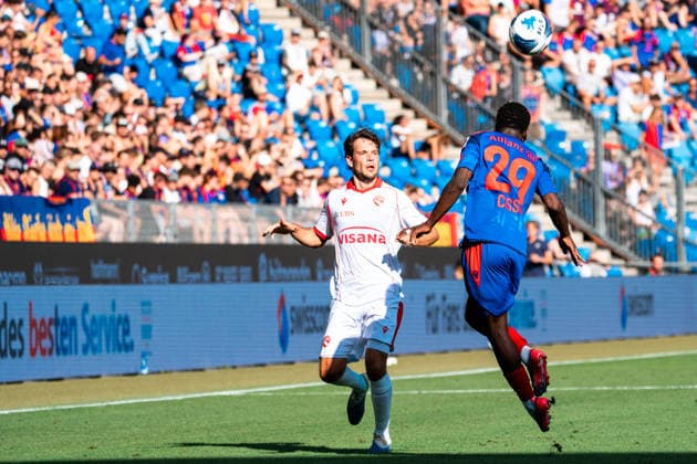 BASEL, SWITZERLAND, August 9 — Lucien Dahler of Thun (L) battles for the ball with Moussa Cisse of Basel (R) during the 2026–27 Swiss Super League match between FC Basel 1893 and FC Thun at St. Jakob Park on August 9, 2026 in Basel, Switzerland; Basel, Basel-Stadt, Switzerland Copyright: xJustPictures.ch PascalxvonxBürenx jp-en-EuSpIm-Pavo_Fotografie-07065