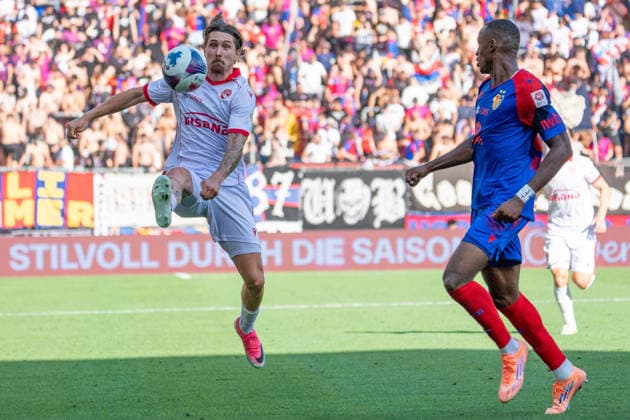 BASEL, SWITZERLAND August 9 Marc Gutbub of Thun (L) battles for the ball with Akpe Victory of Basel (R) during the 2026–27 Swiss Super League match between FC Basel 1893 and FC Thun at St. Jakob Park on August 9, 2026, in Basel, Switzerland Basel Basel-Stadt Switzerland Copyright: xJustPictures.ch PascalxvonxBürenx jp-en-EuSpIm-Pavo_Fotografie-07109