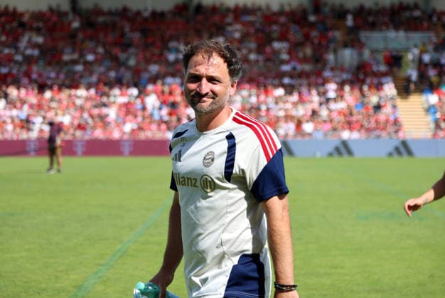 Soccer, Women, 2026–2027 Season, FC Bayern Munich vs. Paris FC, Friendly Match, Exhibition Match, Sportpark Unterhaching, Jose Barcala, FC Bayern Munich Coach, Head and Upper Body, Looking to the Left