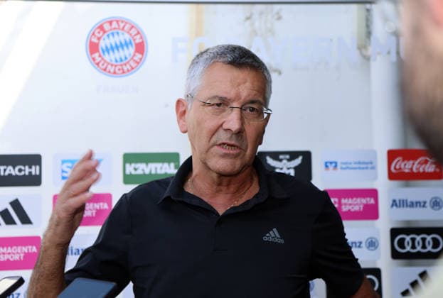 Soccer, Women, 2026–2027 Season, FC Bayern Munich vs. Paris FC, Friendly Match, Exhibition Match, Sportpark Unterhaching, Herbert Hainer, President of FC Bayern Munich, during an interview, hand