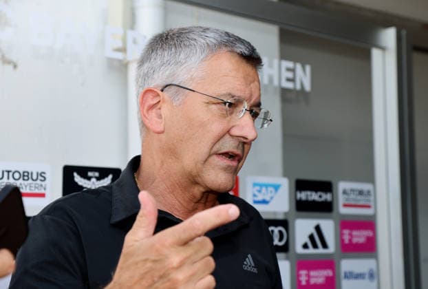 Soccer, Women, 2026–2027 Season, FC Bayern Munich vs. Paris FC, Friendly Match, Exhibition Match, Sportpark Unterhaching, Herbert Hainer, President of FC Bayern Munich, during an interview, finger