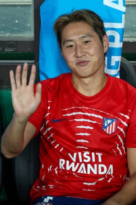 Man City vs Atletico de Madrid pre-season match in Seoul, South Korea Lee Kang-In of Atletico de Madrid waves to fans prior to a pre-season friendly soccer match between Manchester City FC and Atletico de Madrid at Seoul World Cup Stadium in Seoul, South Korea, on August 09, 2026. Seoul South Korea  Copyright: xMatrixxImages JungxUi-Chelx