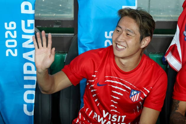 Man City vs Atletico de Madrid pre-season match in Seoul, South Korea Lee Kang-In of Atletico de Madrid waves to fans prior to a pre-season friendly soccer match between Manchester City FC and Atletico de Madrid at Seoul World Cup Stadium in Seoul, South Korea, on August 09, 2026. Seoul South Korea  Copyright: xMatrixxImages JungxUi-Chelx