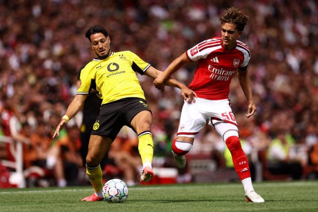 Arsenal gegen Borussia Dortmund, 9. August 2026, London, Emirates Cup: Arsenal gegen Borussia Dortmund – Max Dowman von Arsenal und Ramy Bensebaini von Borussia Dortmund. Foto: Jacques Feeney, Offside, London, Großbritannien  Copyright: xJacquesxFeeneyx xOffsidexOffside