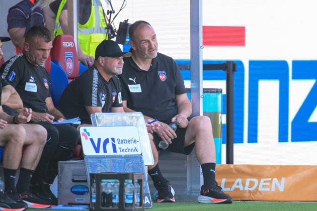 Soccer, 2. Bundesliga, 20260808, 1. FC Heidenheim vs. VfL Osnabrück. Pictured, from left: Heidenheim assistant coach Bernhard RAAB, Heidenheim head coach Frank SCHMIDT. Heidenheim Voith Arena, Baden-Württemberg, Germany Copyright: Passion2Press MarkusxFischerx