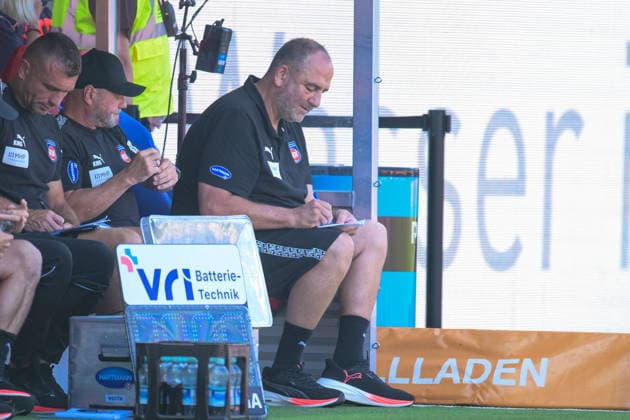 Soccer, 2. Bundesliga, 20260808, 1. FC Heidenheim vs. VfL Osnabrück. Pictured: Heidenheim coach Frank SCHMIDT. Notes: taking notes, jotting down, writing down. Heidenheim, Voith Arena, Baden-Württemberg, Germany Copyright: Passion2Press MarkusxFischerx
