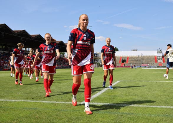 Soccer, Women, 2026–2027 Season, FC Bayern Munich vs. Paris FC, Friendly Match, Exhibition Match, Sportpark Unterhaching, Glodis Perla Viggosdottir, FC Bayern Munich heading to the locker room after warming up
