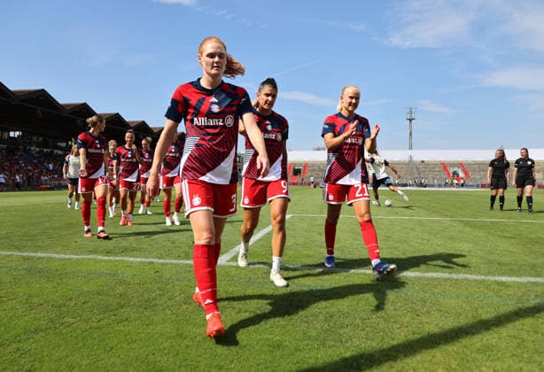Soccer, Women, 2026–2027 Season, FC Bayern Munich vs. Paris FC, Friendly Match, Exhibition Match, Sportpark Unterhaching: Stine Ballisager of FC Bayern Munich on her way to the locker room after warming up