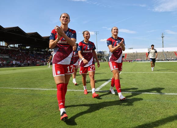 Soccer, Women, 2026–2027 Season, FC Bayern Munich vs. Paris FC, Friendly Match, Exhibition Match, Sportpark Unterhaching, Klara Bühl, Buehl, FC Bayern Munich with Arianna Caruso, FC Bayern Munich and Magdalena Eriksson, FC Bayern Munich (from left to right) on their way to the locker room after warming up