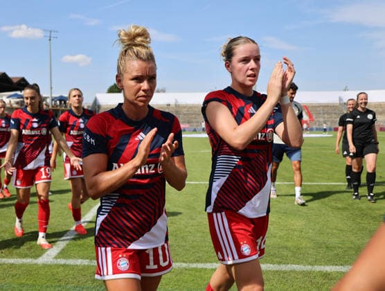 Soccer, Women, 2026–2027 Season, FC Bayern Munich vs. Paris FC, Friendly Match, Exhibition Match, Sportpark Unterhaching: Linda Dallmann (FC Bayern Munich, left) and Alara Sehitler (FC Bayern Munich, right) on their way to the locker room after warming up