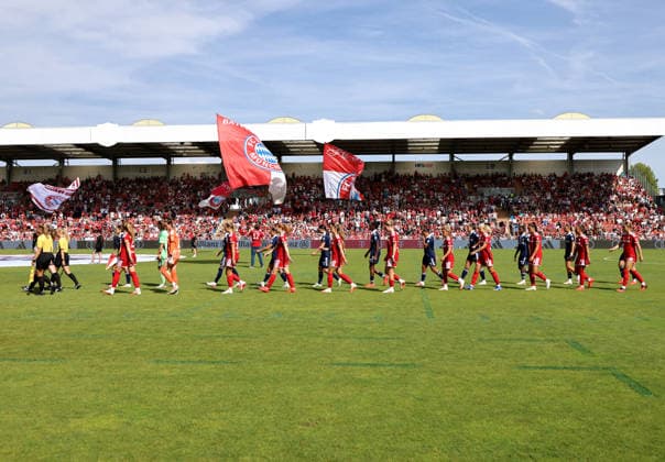 Soccer, Women s, 2026–2027 Season, FC Bayern Munich vs. Paris FC, Friendly Match, Exhibition Match, Sportpark Unterhaching; Both teams warming up and taking the field at Sportpark Unterhaching