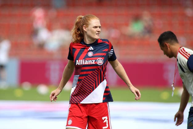 Soccer, Women, 2026–2027 Season, FC Bayern Munich vs. Paris FC, Friendly Match, Exhibition Match, Sportpark Unterhaching, Stine Ballisager, FC Bayern Munich warming up, head, upper body