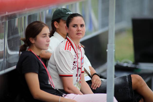 Soccer, Women, 2026–2027 Season, FC Bayern Munich vs. Paris FC, Friendly Match, Exhibition Match, Sportpark Unterhaching: Sarah Zadrazil of FC Bayern Munich, seated and looking to the right