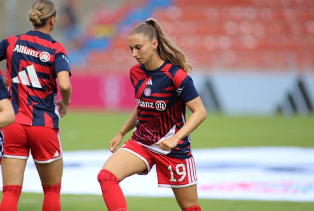 Soccer, Women, 2026–2027 Season, FC Bayern Munich vs. Paris FC, Friendly Match, Exhibition Match, Sportpark Unterhaching, Katharina Naschenweng, FC Bayern Munich warming up, head, upper body