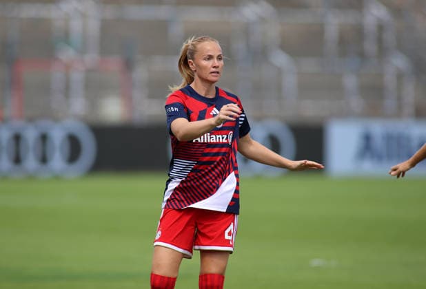 Soccer, Women, 2026–2027 Season, FC Bayern Munich vs. Paris FC, Friendly Match, Exhibition Match, Sportpark Unterhaching, Glodis Perla Viggosdottir, FC Bayern Munich warming up, Head, Upper Body