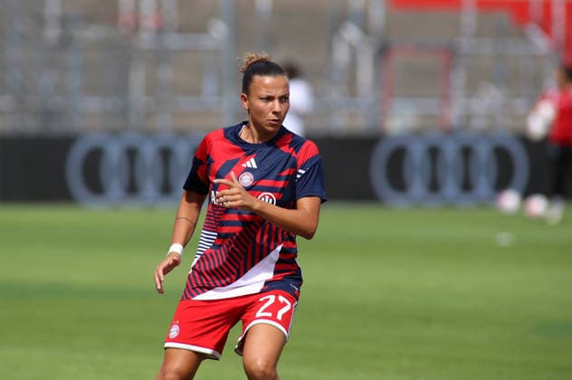 Soccer, Women, 2026–2027 Season, FC Bayern Munich vs. Paris FC, Friendly Match, Exhibition Match, Sportpark Unterhaching, Arianna Caruso, FC Bayern Munich warming up, head, upper body