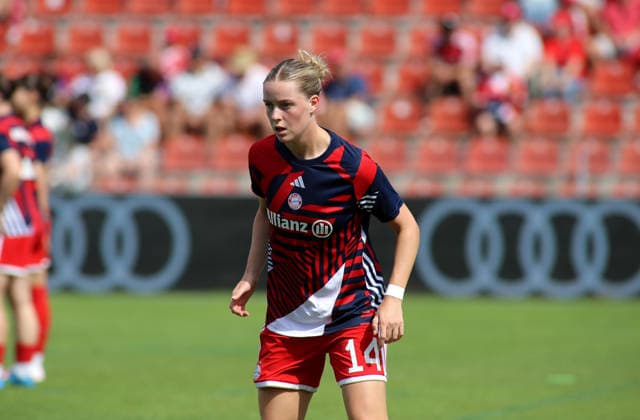 Soccer, Women, 2026–2027 Season, FC Bayern Munich vs. Paris FC, Friendly Match, Exhibition Match, Sportpark Unterhaching, Alara Sehitler, FC Bayern Munich warming up, Head, Upper Body
