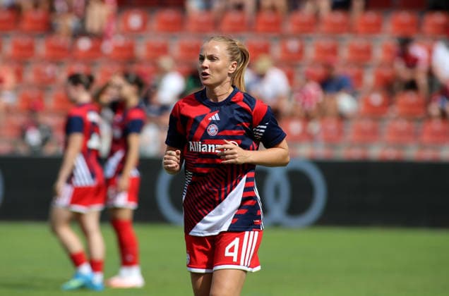 Soccer, Women, 2026–2027 Season, FC Bayern Munich vs. Paris FC, Friendly Match, Exhibition Match, Sportpark Unterhaching, Glodis Perla Viggosdottir, FC Bayern Munich warming up, Head, Upper Body
