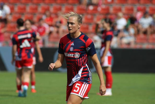 Soccer, Women, 2026–2027 Season, FC Bayern Munich vs. Paris FC, Friendly Match, Exhibition Match, Sportpark Unterhaching, Magdalena Eriksson, FC Bayern Munich warming up, head, upper body