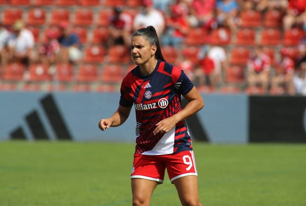 Soccer, Women, 2026–2027 Season, FC Bayern Munich vs. Paris FC, Friendly Match, Exhibition Match, Sportpark Unterhaching, Jovana Damnjanovic, FC Bayern Munich warming up, head, upper body