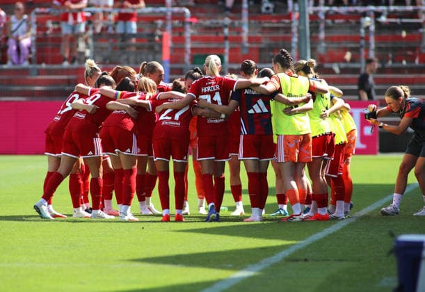 Soccer, Women, 2026–2027 Season, FC Bayern Munich vs. Paris FC, Friendly Match, Exhibition Match, Sportpark Unterhaching The FC Bayern Munich women s team standing in a circle and hugging each other before the game