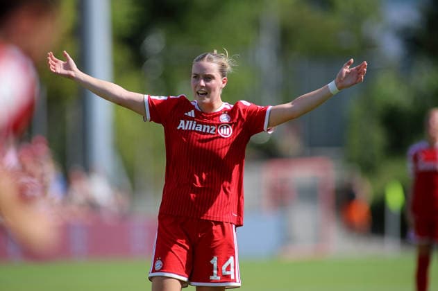 Soccer, Women, 2026–2027 Season, FC Bayern Munich vs. Paris FC, Friendly Match, Exhibition Match, Sportpark Unterhaching, Alara Sehitler, FC Bayern Munich stretches both arms out