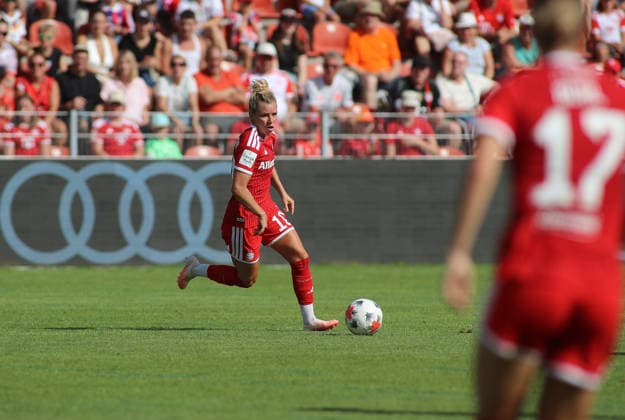 Soccer, Women, 2026–2027 Season, FC Bayern Munich vs. Paris FC, Friendly Match, Exhibition Match, Sportpark Unterhaching, Linda Dallmann, FC Bayern Munich, running with the ball