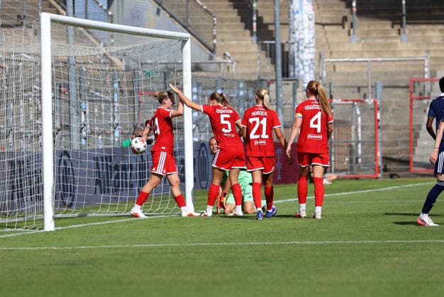 Soccer, Women, 2026–2027 Season, FC Bayern Munich vs. Paris FC, Friendly Match, Exhibition Match, Sportpark Unterhaching, 2–0 (goal by Alara Sehitler, FC Bayern Munich), Celebration, Group Celebration