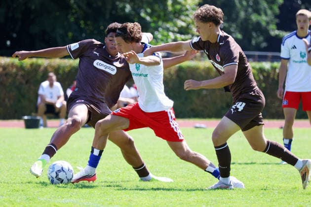 U19 DFB Youth League Preliminary Round, Group A: FC St. Pauli vs. Hsamburger SV at Hammer Park Stadium; Kemi Dandji (St. Pauli), Berk Cakallioglu (HSV), Jonathan Hadeler (St. Pauli)