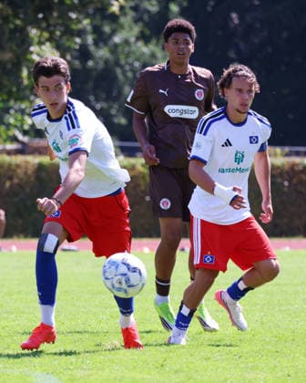 U19 DFB Youth League Preliminary Round, Group A: FC St. Pauli vs. Hsamburger SV at Hammer Park Stadium—Andrej Vasiljevic (HSV), Kemi Dandji (St. Pauli), Liam Akyildiz (HSV)