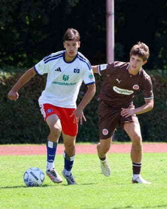 U19 DFB Youth League Preliminary Round, Group A: FC St. Pauli vs. Hamburg SV at Hammer Park Stadium; Nico Meckien (HSV), Jesper Becker (St. Pauli)