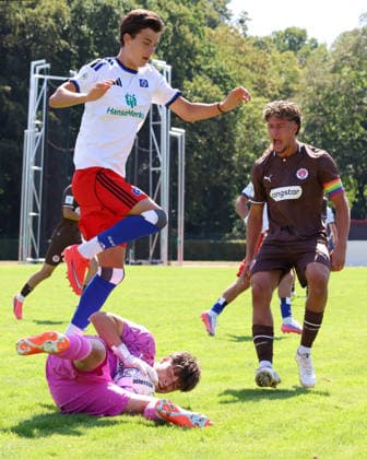 U19 DFB Youth League Preliminary Round, Group A: FC St. Pauli vs. Hsamburger SV at Hammer Park Stadium; Andrej Vasiljevic (HSV), Goalkeeper Melvin Witte (St. Pauli), Danijel Grabovac (St. Pauli)