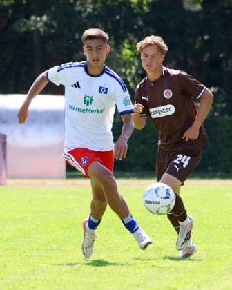 U19 DFB Youth League Preliminary Round, Group A: FC St. Pauli vs. Hsamburger SV at Hammer Park Stadium; Berk Cakallioglu (HSV), Jonathan Hadeler (St. Pauli)
