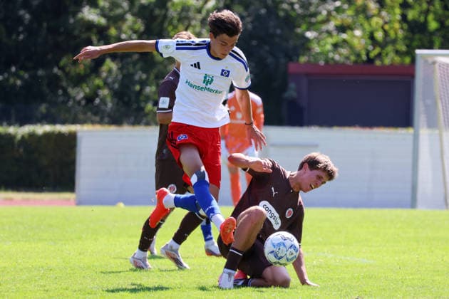 U19 DFB Youth League Preliminary Round, Group A: FC St. Pauli vs. Hsamburger SV at Hammer Park Stadium; Andrej Vasiljevic (HSV), Jesper Becker (St. Pauli)