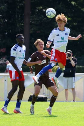 U19 DFB Youth League Preliminary Round, Group A: FC St. Pauli vs. Hsamburger SV at Hammer Park Stadium; Tyron Conraedel (HSV), Jonathan Hadeler (St. Pauli), Hannes Trampnau (HSV)