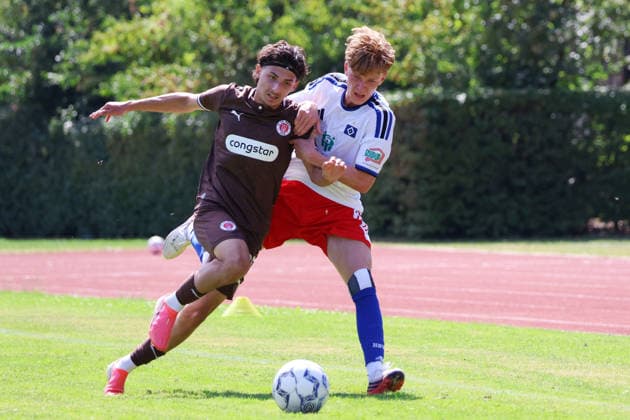 U19 DFB Youth League Preliminary Round, Group A: FC St. Pauli vs. Hsamburger SV at Hammer Park Stadium; Leotrim Ramaj (St. Pauli), Hannes Trampnau (HSV)