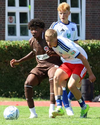 U19 DFB Youth League Preliminary Round, Group A: FC St. Pauli vs. Hamburger SV at Hammer Park Stadium; Kenzy Akame (St. Pauli), Maximilian Schmid (HSV), Jonathan Bommes (HSV)