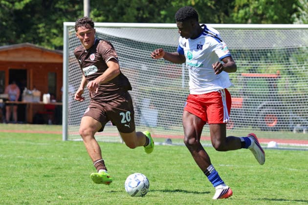 U19 DFB Youth League Preliminary Round, Group A: FC St. Pauli vs. Hsamburger SV at Hammer Park Stadium—Jannis Georgiadi (St. Pauli), Tyron Conraedel (HSV)